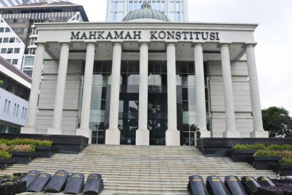 Pengamat politik Ujang Komarudin menilai pernyataan Ketua Tim Hukum Prabowo Subianto-Sandiaga Uno Bambang Widjojanto (BW) terhadap hakim maupun Mahkamah Konstitusi secara institusi berpotensi mengintimidasi hakim MK.