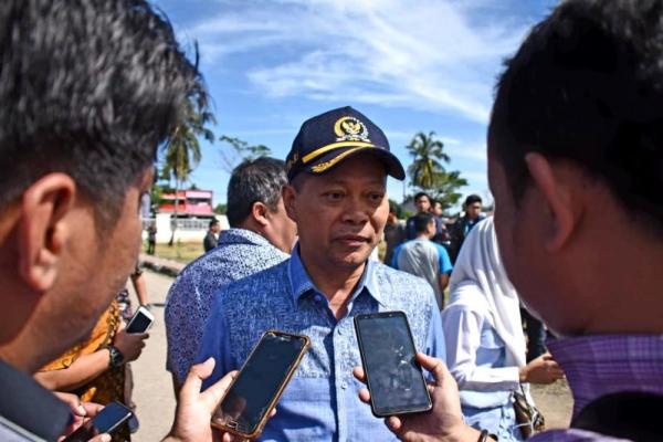 Komisi IV DPR RI memberikan acungan jempol kepada Menteri Pertanian (Mentan) Andi Amran dalam menanggulangi dan memberikan bantuan kepada petani yang terkena dampak becana alam banjir di tujuh kabupaten Sulawesi Selatan