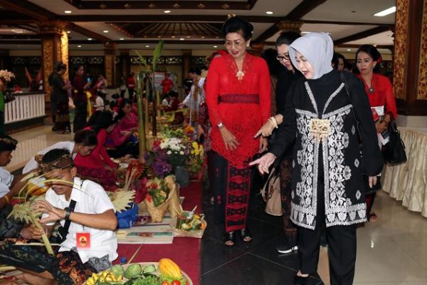 Ketua TP PKK Provinsi Bali Ny. Putri Suastini Koster bersama sejumlah istri Menteri Kabinet Kerja menyaksikan langsung lomba membuat geboga di Taman Budaya Art Center, Minggu (16/6).