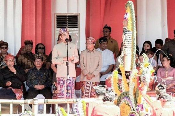 Presiden Jokowi dan Ibu Negara Iriana menghadiri pawai pembukaan Pesta Kesenian Bali (PKB) ke-41 tahun 2019, di depan Monumen Bajra Sandi, Lapangan Puputan Niti Mandala, Renon, Kota Denpasar, Sabtu (15/6).