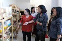 Dukung Kemajuan IKM, Dekranasda Bali Kunjungi DecoCraft Bali dan PT Bali Sari