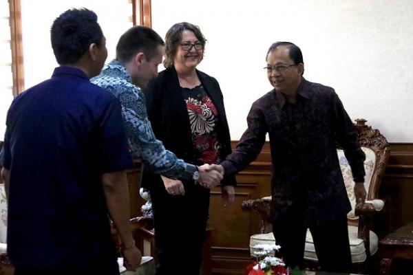 Upaya dan sepak terjang Gubernur Bali Wayan Koster dalam membersihkan alam Pulau Dewata dari sampah plastik, mendapat pujian dan apresiasi dari pihak Australia.