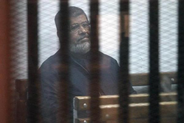 Morsi kehilangan kesadaran di tengah persidangan atas tuduhan spionase, dan lainnya