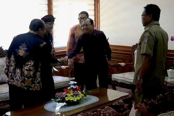 Dengan berlakunya Perda Nomor 4 Tahun 2019 tentang Desa Adat, Gubernur Bali Wayan Koster akan menguatkan peran serta fungsi pasraman sebagai lembaga pendidikan di bawah naungan desa adat untuk mencetak SDM khususnya umat Hindu yang berkualitas.