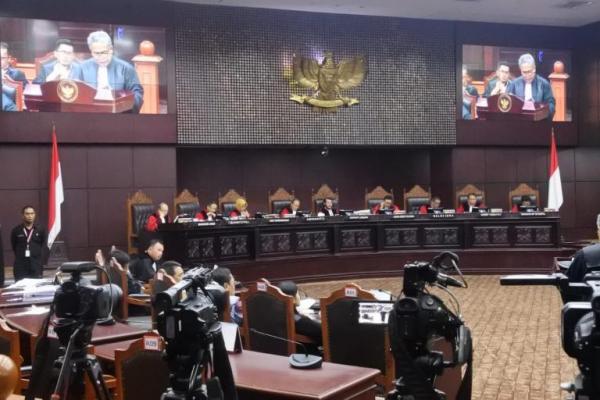 Mahkamah Konstitusi (MK) menyatakan tudingan kubu 02 Prabowo Subianto soal dugaan penyalahgunaan anggaran pendapatan belanja negara (APBN) dan program kerja pemerintah tidak terbukti.