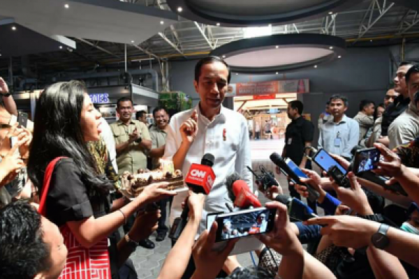 Di sela-sela menjalankan tugas kepresidenannya hari ini, Presiden Jokowi mendapatkan tiga kejutan ucapan selamat ulang tahun.