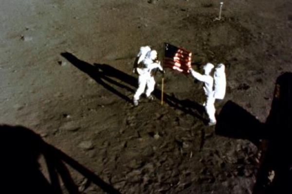 Sebuah rumah lelang Massachusetts menjual berbagai barang dari misi pendaratan Apollo 11 pada Kamis (20/06) menjelang ulang tahunnya yang ke-50.