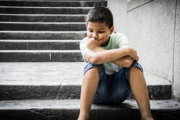Anak berpeluang merasakan trauma, yang berujung depresi ketika anak beranjak dewasa.