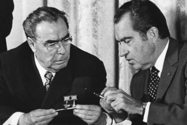 Pada 22 Juni 1973, Presiden AS Richard Nixon dan pemimpin Soviet Leonid Brezhnev menandatangani janji untuk mencoba menghindari perang nuklir.
