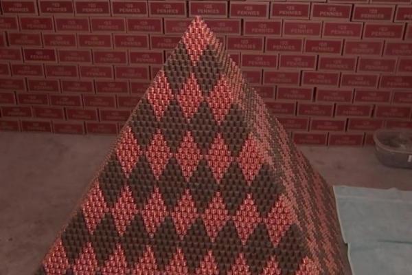 Seorang lelaki Arizona mengatakan perlu waktu tiga tahun untuk membangun piramida memecahkan rekor Guinness dari 1.030.315 uang logam
