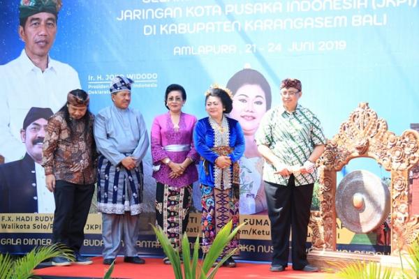 Ny Putri Suastini Koster turut membuka dan menyaksikan Pawai Budaya Kota Pusaka yang dirangkaikan dengan HUT ke-375 Kota Amlapura, ibu kota Kabupaten Karangasem.