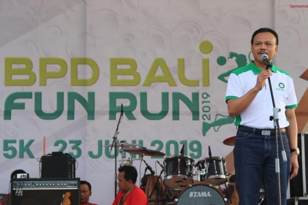 Sekretaris Daerah Provinsi Bali Dewa Made Indra, menghadiri BPD Bali Fun Run dan BPD Bali Fun Walk, serangkaian memperingati HUT ke-57 BPD Bali, di Lapangan Niti Mandala Renon-Denpasar, Minggu (24/6.