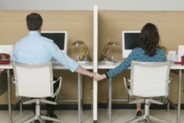 Berikut tips agar Anda tetap harmonis dengan pasangan saat bekerja di kantor yang sama.