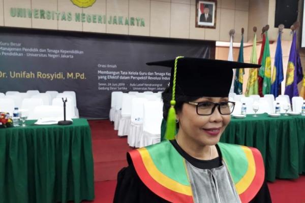 UNJ mengukuhkan gelar guru besar kepada Unifah Rosyidi, pada Senin (24/6) di Gedung Raden Dewi Sartika, UNJ, Jakarta.