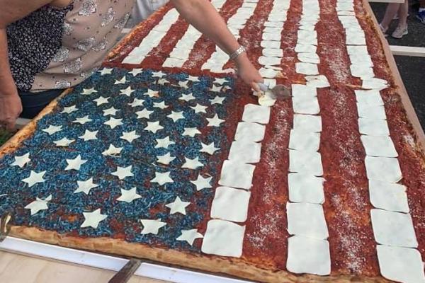 Restoran pizza di New Jersey sedang mencari catatan Guinness World Record untuk pizza bendera Amerika Serikat berukuran 9 kaki x 4 kaki.