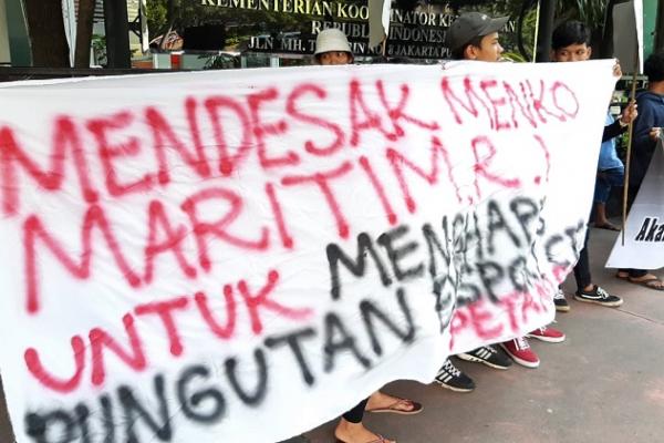 Sejumlah massa perwakilan petani yang tergabung dalam Asosiasi Petani Plasma Kelapa Sawit Indonesia (APPKSI) menggeruduk kantor Kemenko Maritim.