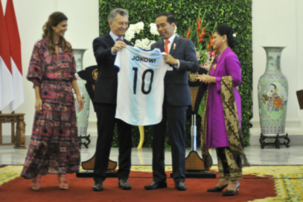 Presiden Jokowi didampingi Ibu Negara Iriana menerima kaos Timnas Argentina yang diserahkan Presien Argentina Mauricio Macri dan istrinya Juliana Awada.