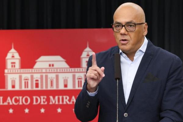 Rodriguez menuduh mantan kepala intelijen Venezuela, Cristopher Figuera, yang membelot ke AS, hanya untuk mendapatkan dolar memilih mendukung pemberontakan militer terhadap presiden pada April lalu, yang berhasil digagalkan.