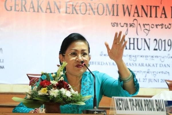 Ketua TP PKK Provinsi Bali Ny Putri Suastini Koster mengajak kaum wanita, khususnya di Bali agar tidak melupakan `akarnya` sebagai ibu rumah tangga.