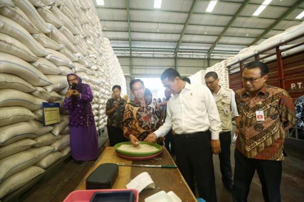 Mentan Amran menyebut pasokan beras Nasional di Bulog masih cukup besar, bahkan stok beras disini cukup sampai dengan tahun depan.