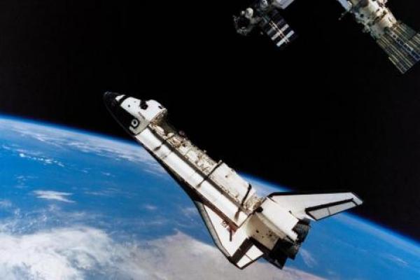 Pada 27 Juni 1995, pesawat ulang-alik Atlantis diluncurkan dari Cape Canaveral, Florida, dalam misi bersejarah untuk berlabuh dengan stasiun ruang angkasa Rusia Mir. Docking terjadi dua hari kemudian.
