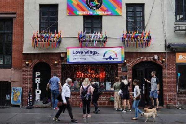 Pada 28 Juni 1969, pelanggan bar gay Kota New York, Stonewall Inn, melakukan kerusuhan setelah digerebek oleh polisi. Acara ini dianggap sebagai awal dari gerakan pembebasan gay.