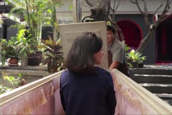 The Death Awareness Cafe di Bangkok menampilkan dekorasi yang terinspirasi oleh kamar mayat dan peti mati yang diperuntukkan bagi para pelanggan