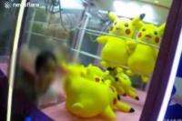 Pengin Pokemon Bocah Ini Malah Terjebak di Mesin Boneka Capit 