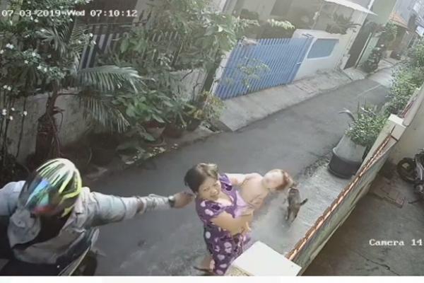 Peristiwa penjambretan kalung seorang ibu yang sedang menggendong bayinya dan viral, tersangka telah diamankan.