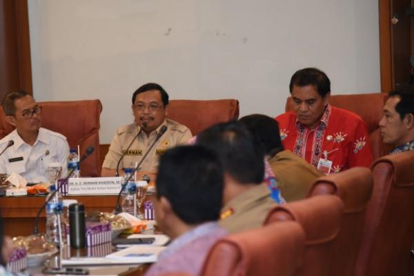 Wakil Ketua Komisi II DPR Herman Khaeron mengatakan masih banyak laporan mengenai konflik pertanahan di berbagai daerah, khususnya di Provinsi Kalimantan Tengah.