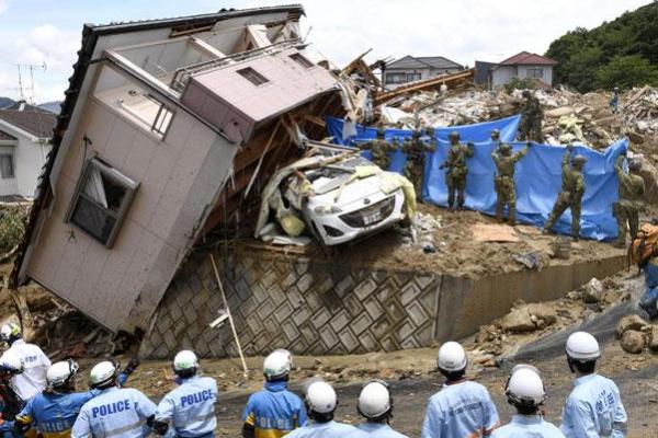 Otoritas Jepang mengungkapkan bahwa setidak telah terjadi lebih dari 30 peristiwa tanah longsor terjadi di Prefektur Kagoshima belakangan ini
