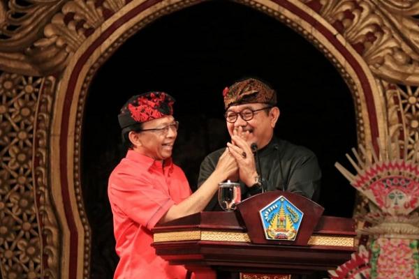 Serangkaian pelaksanaan PKB XLI Tahun 2019, Gubernur Bali Wayan Koster didampingi Wagub Tjokorda Oka Artha Ardhana Sukawati (Cok Ace) dan Ny. Putri Suastini Koster menyerahkan penghargaan bagi pengabdi seni