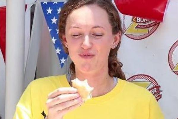 Pemakan kompetitif, Molly Schuyler, menghabiskan 32 burger dalam waktu 10 menit di Kejuaraan Makan Burger Z Tahunan ke-10