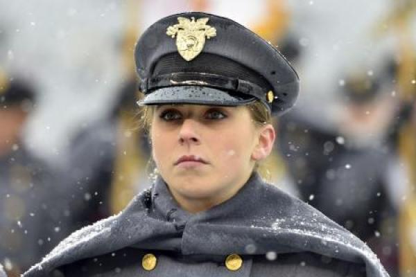 Pada 7 Juli 1976, Akademi Militer AS di West Point di New York mendaftarkan kadet-kadet wanita untuk pertama kalinya dalam sejarah lembaga yang saat itu berusia 174 tahun.