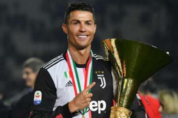 Punggawa Juventus, Cristiano Ronaldo kembali menambah koleksi trofinya usai mendapat penghargaan Marca Legend pada Senin (29/07) di Madrid.