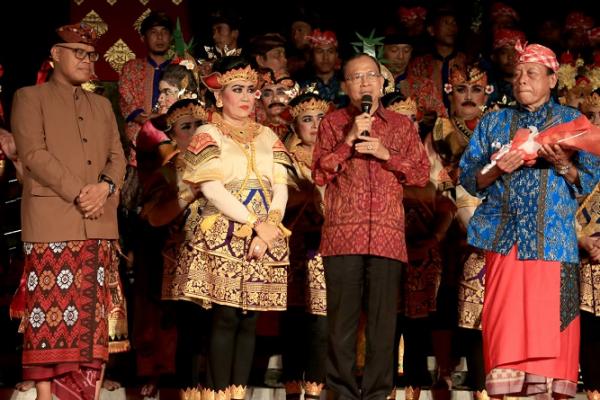 Seni budaya merupakan roh pariwisata Bali dan mayoritas masyarakatnya menggantungkan sumber penghidupan dari sektor ini. Maka guna menghadapi tantangan kemajuan modernisasi kekinian, masyarakat justru harus makin kuat mencintai seni budaya warisan leluhur.
