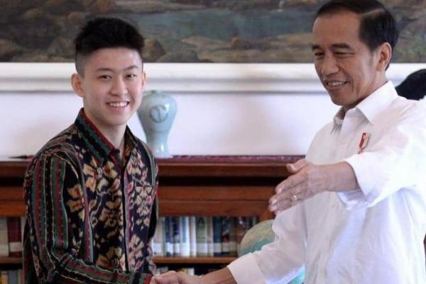 Rapper muda yang Go International, Rich Bryan mengungkapkan kebanggaannya bertemu dengan Jokowi.