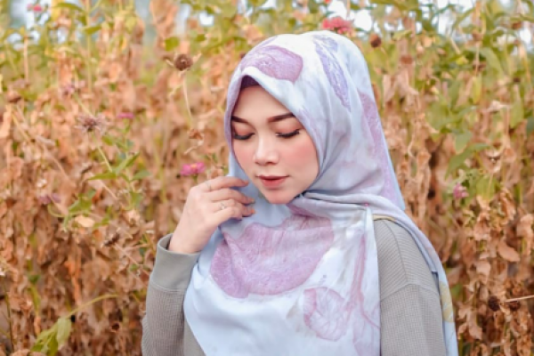 Tren hijab motif memang masih hits hingga tahun ini, namun tak banyak yang mencetak dengan bahan dan proses alami. Econing salah satunya.
