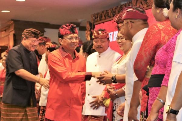 Gubernur Bali Wayan Koster secara resmi melantik jajaran dewan komisaris dan direksi PT BPD) Bali. Pelantikan dan pengambilan sumpah jabatan dewan komisaris dan direksi Bank BPD Bali.