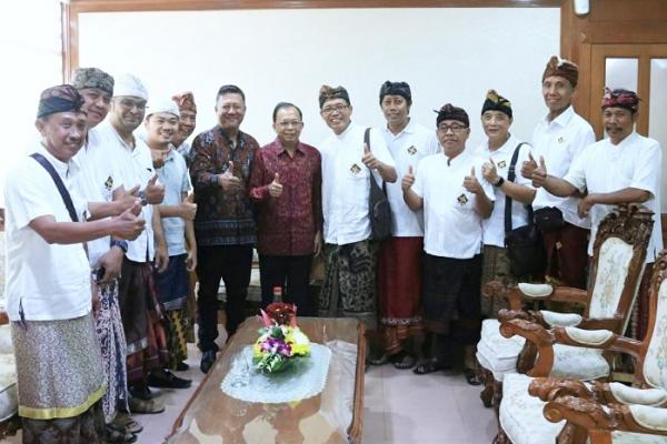 Upaya Gubernur Bali Wayan Koster dalam mewujudkan visi Nangun Sat Kerthi Loka Bali melalui pengembangan ekonomi kerakyatan mendapat dukungan dari keluarga alumni pelajar dan mahasiswa Bali di Surabaya yang tergabung dalam Swastika Bali.