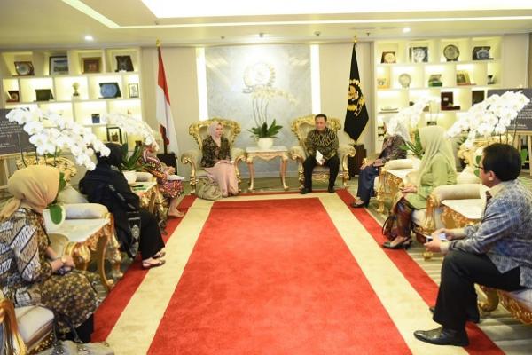 Ketua DPR Bambang Soesatyo mengajak pengurus Dharma Wanita di berbagai kementerian/lembaga ikut andil dalam pencegahan masuknya ideologi transnasional yang tidak sejalan dengan nafas bangsa Indonesia.