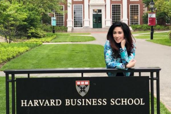 Usai berkunjung ke Harvard Business School, dokter cantik Sonia Wibisono berbagi pengalaman dan ilmunya seputar ekonomi.