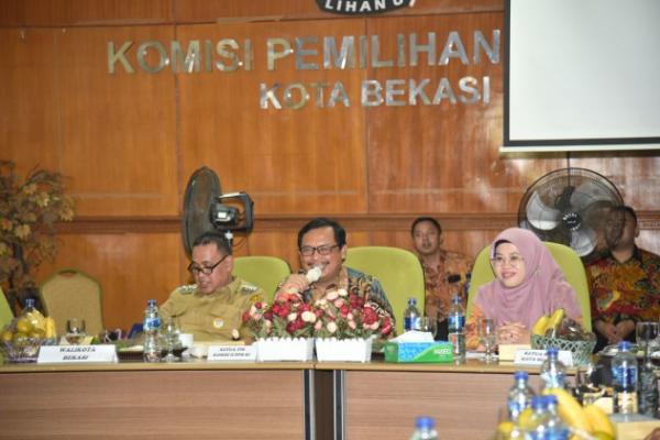 Komisi II DPR melaksanakan Kunjungan Kerja Spesifik dalam rangka evaluasi pelaksanaan Pemilu 2019 serta Anggota KPPS yang meninggal di Kota Bekasi, Provinsi Jawa Barat.