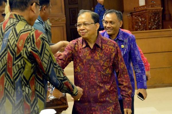 Gubernur Bali Wayan Koster menyampaikan jawaban atas pandangan umum Fraksi tentang Ranperda Pencabutan Perda Nomor 5 Tahun 2006 tentang Tata Cara Tuntutan Ganti Kerugian Daerah dan Ranperda.