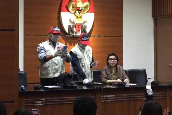 KPK mendakwa mantan Gubernur Kepulauan Riau (Kepri) Nurdin Basirun terima suap sebesar Rp45 juta ditambah 11.000 Dolar Singapura terkait izin prinsip pemanfaatan ruang laut di wilayah Kepri.
