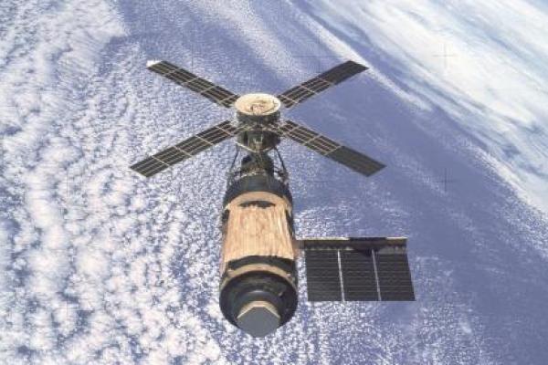Pada 11 Juli 1979, Skylab, stasiun ruang angkasa pertama Amerika Serikat, jatuh ke Bumi setelah enam tahun di orbit, menyebarkan berton-ton puing melintasi gurun Australia