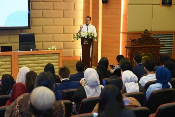 Ketua DPR Bambang Soesatyo (Bamsoet) memamerkan aplikasi digital DPR NOW kepada para penggiat media sosial dan netizen dari kalangan millenial.
