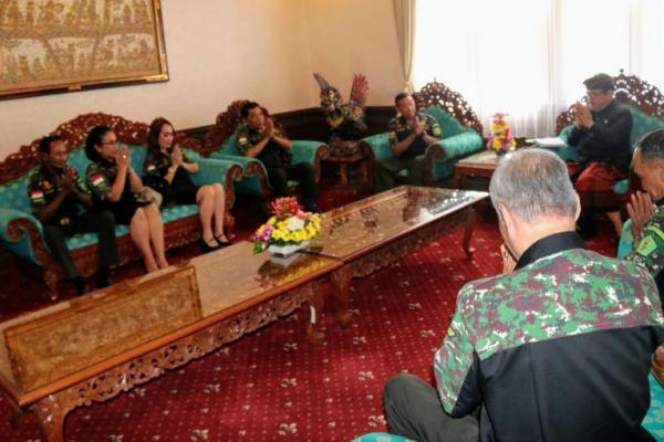 Wakil Gubernur Bali Tjokorda Oka Artha Ardhana Sukawati (Cok Ace) menerima pengurus Himpunan Putra Putri Keluarga Angkatan Darat (Hipakad) DPD Bali yang dipimpin oleh Sekretaris DPD HIPAKAD Bali Raden Ahmad Fathol Bari, di ruang kerjanya, Kamis (11/7).