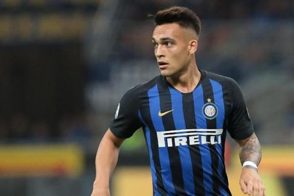 autaro Martinez berhasil mengantarkan Inter Milan ke puncak klasemen Serie A, usai menang 2-1 atas SPAL. Sementara Juventus ditahan imbang 2-2 oleh Sasuolo.