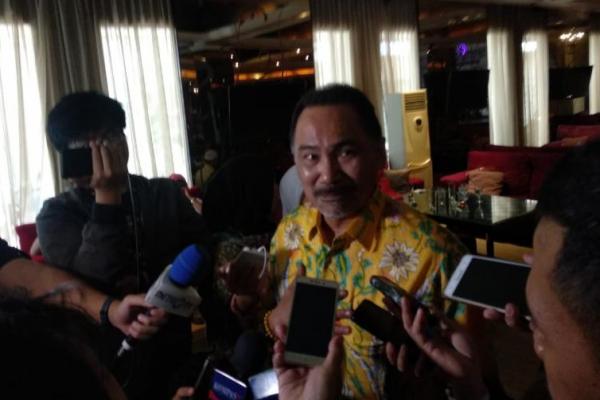 Politisi Partai Golkar, Rizal Mallarangeng mengatakan upaya untuk membantu pemerintah tidak harus hanya ketika menjabat sebagai menteri